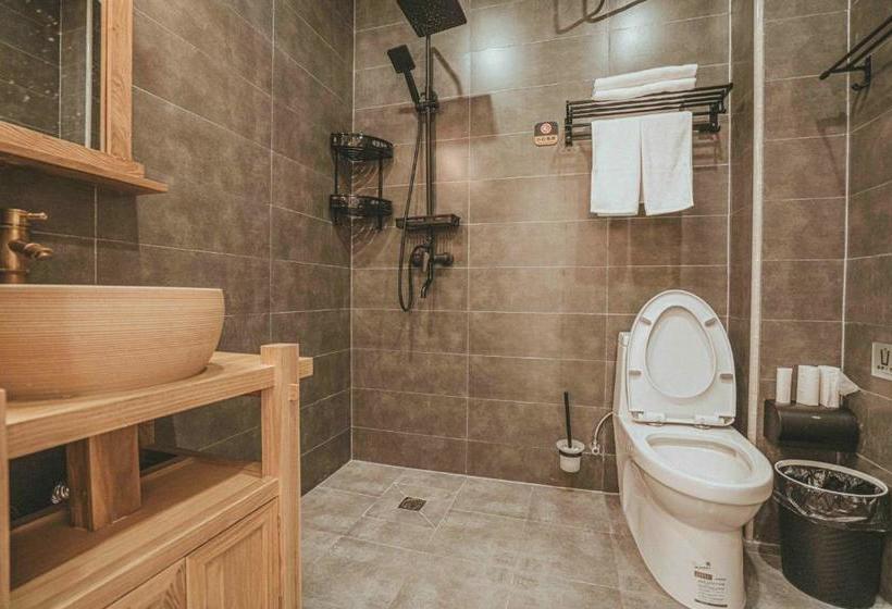 Отель Hidden In The World Crabapple 3 Courtyard