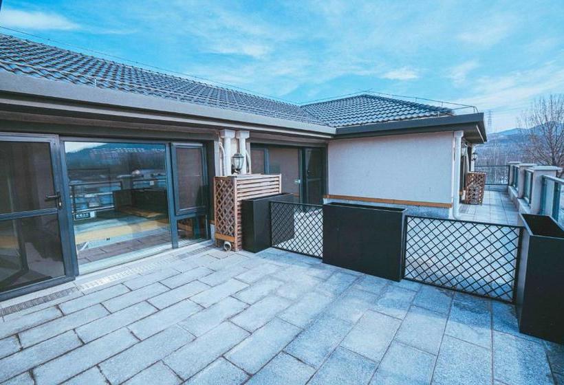 Отель Hidden In The World Crabapple 3 Courtyard