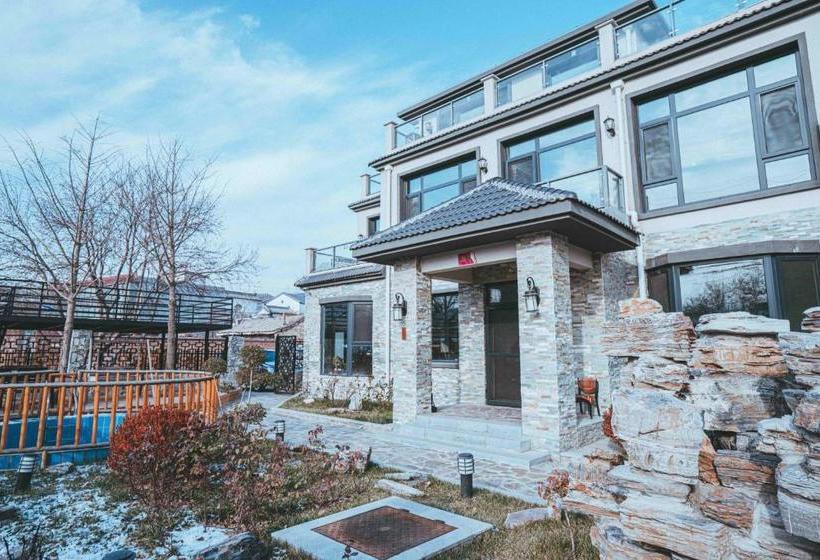 Отель Hidden In The World Crabapple 3 Courtyard