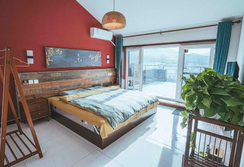 Отель Hidden In The World Crabapple 3 Courtyard