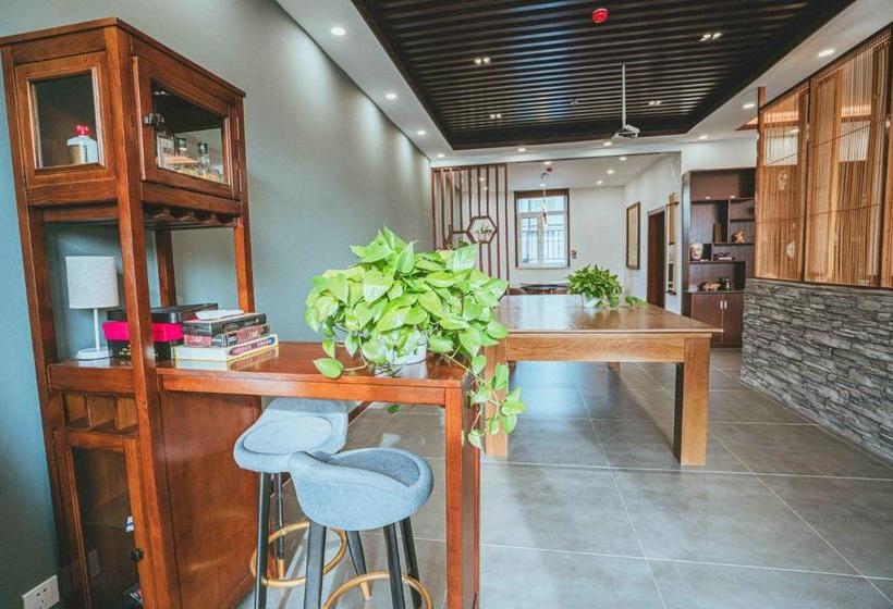 Отель Hidden In The World Crabapple 3 Courtyard