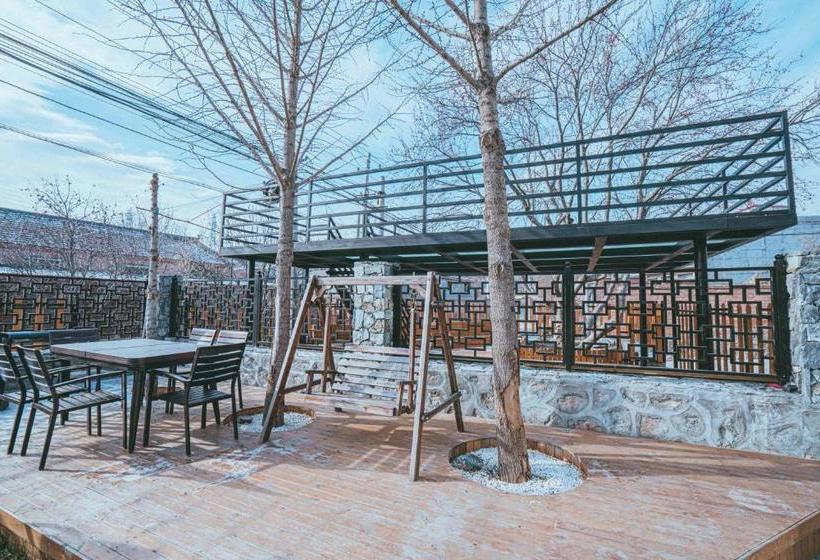 Отель Hidden In The World Crabapple 3 Courtyard