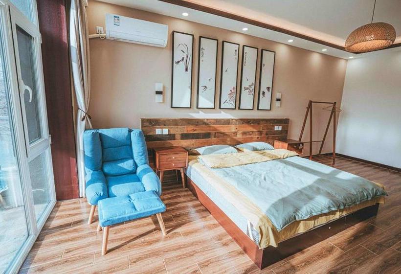 Отель Hidden In The World Crabapple 3 Courtyard