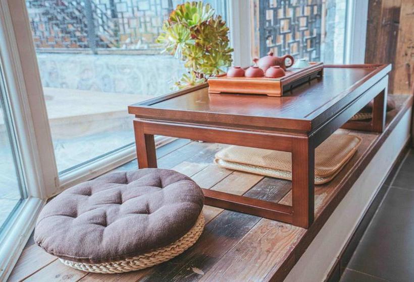 Отель Hidden In The World Crabapple 3 Courtyard