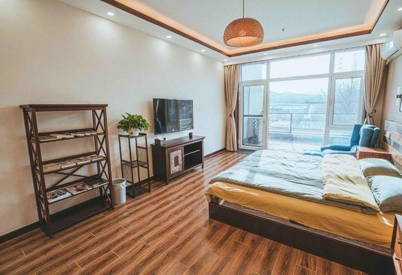 Отель Hidden In The World Crabapple 3 Courtyard