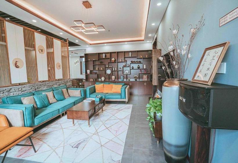 Отель Hidden In The World Crabapple 3 Courtyard