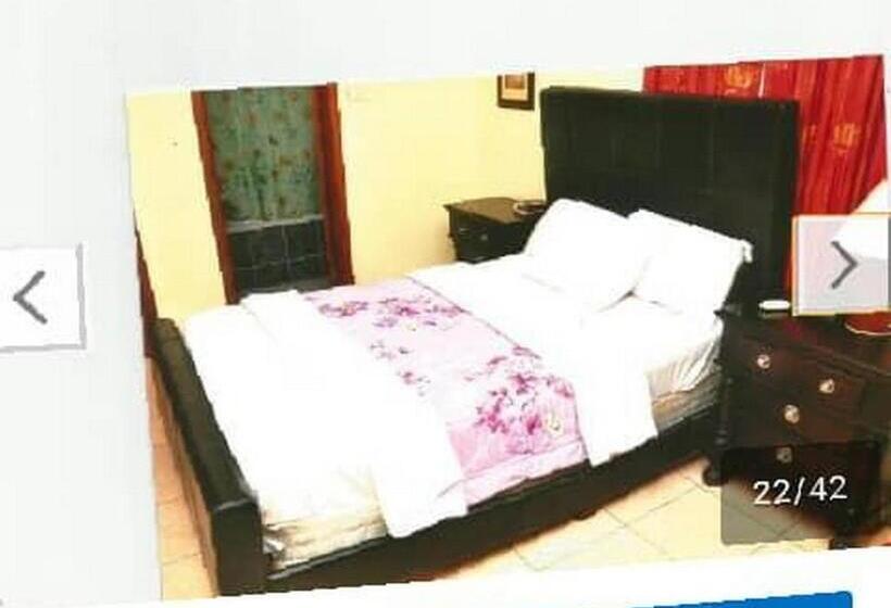 پانسیون Room In Lodge Christine Apartment Hotel Ltd