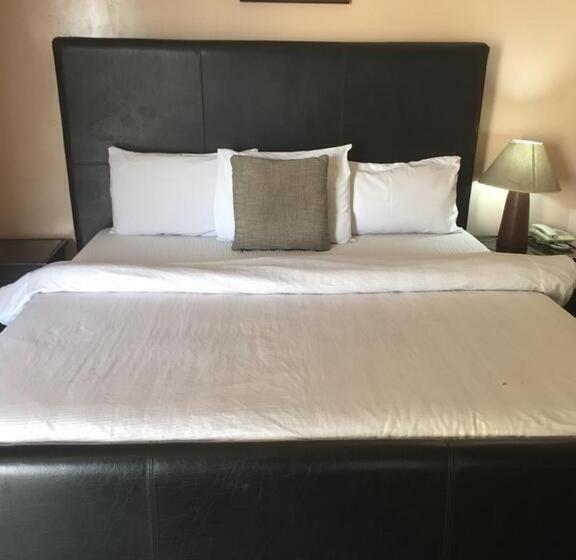 پانسیون Room In Lodge Christine Apartment Hotel Ltd