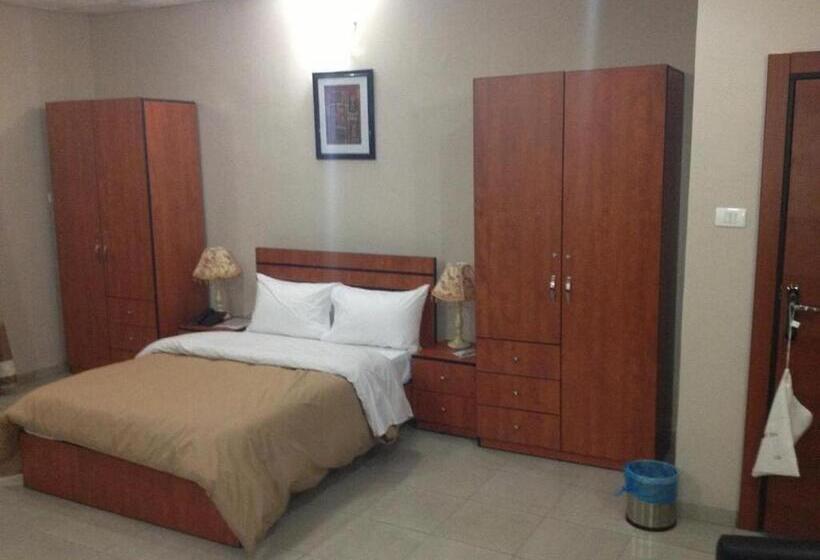 پانسیون Room In Lodge Christine Apartment Hotel Ltd