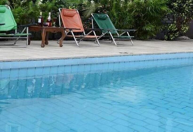 پانسیون Room In Lodge Christine Apartment Hotel Ltd