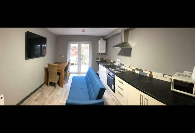 펜션 Room In House Private En Suite Room In Town, Close To Hospital