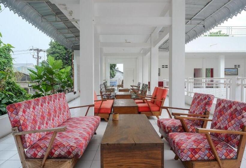 Hotel Reddoorz Plus Near Ums Solo