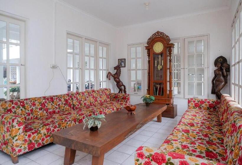 Hotel Reddoorz Plus Near Ums Solo