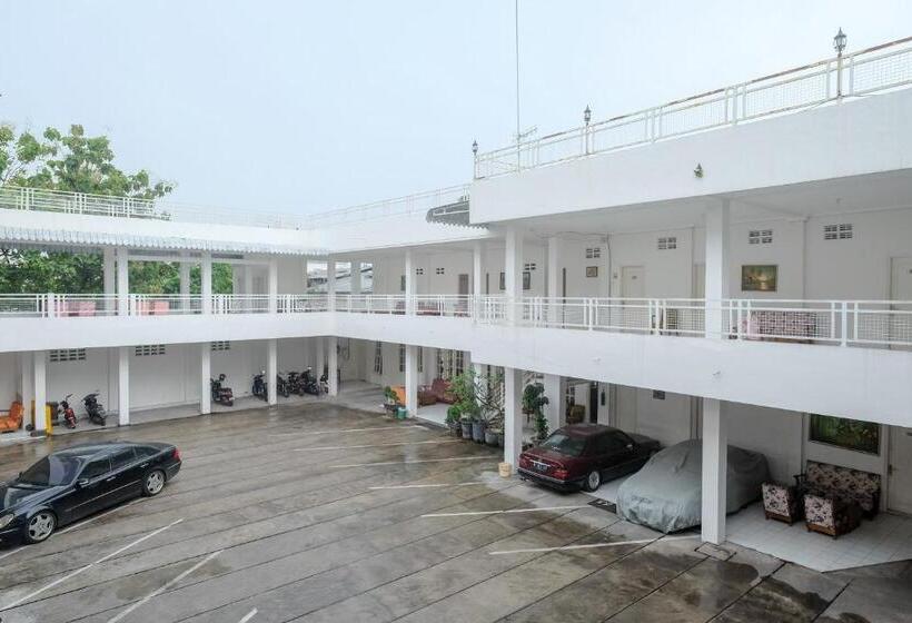 Hotel Reddoorz Plus Near Ums Solo