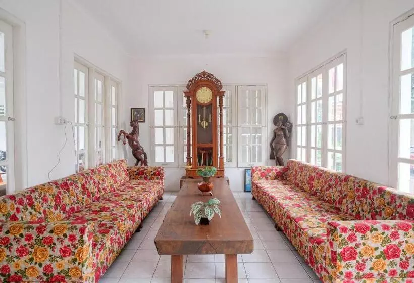 ホテル Reddoorz Plus Near Ums Solo