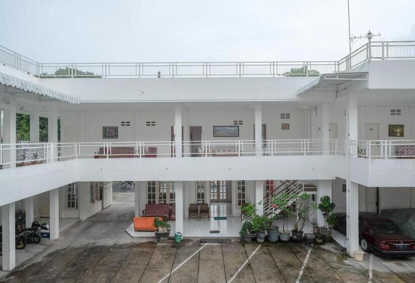 Hotel Reddoorz Plus Near Ums Solo