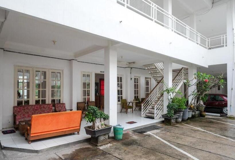 Hotel Reddoorz Plus Near Ums Solo