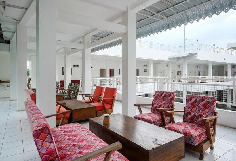 Hotel Reddoorz Plus Near Ums Solo