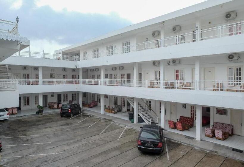 Hotel Reddoorz Plus Near Ums Solo