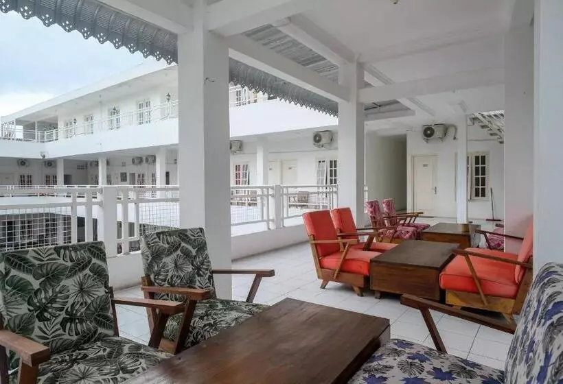 ホテル Reddoorz Plus Near Ums Solo