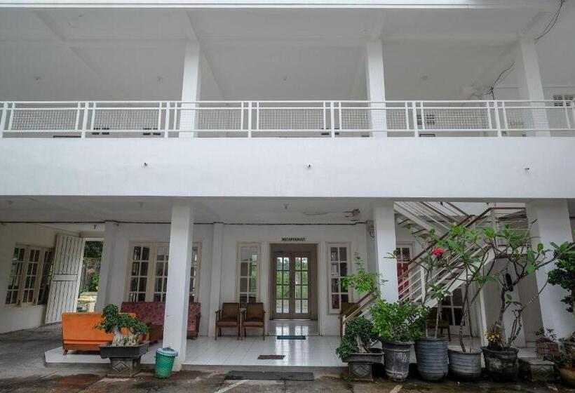 Hotel Reddoorz Plus Near Ums Solo