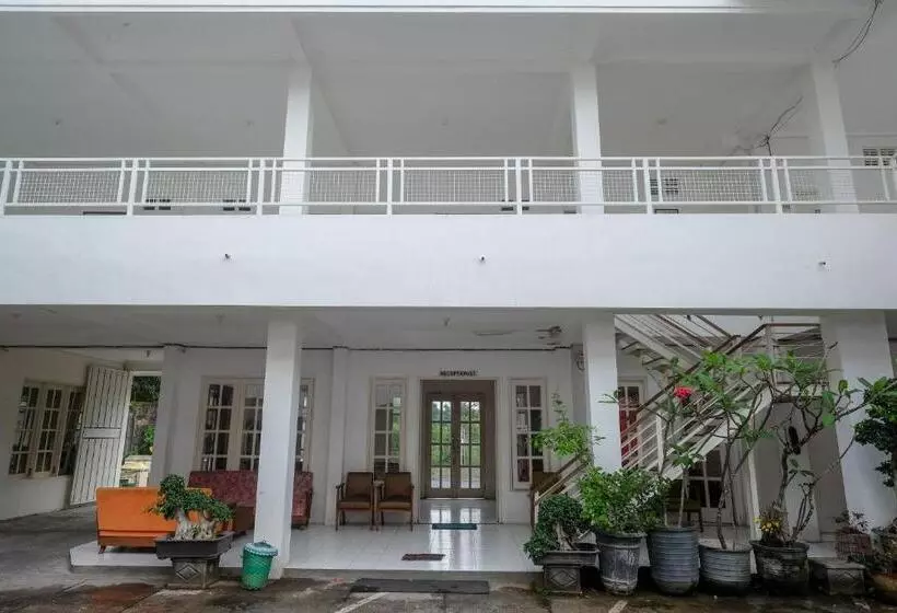 ホテル Reddoorz Plus Near Ums Solo