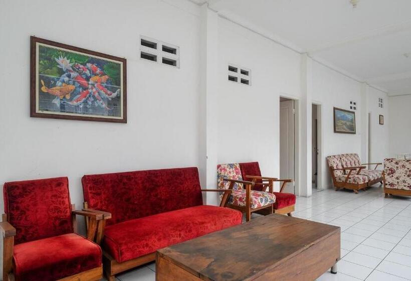 Hotel Reddoorz Plus Near Ums Solo