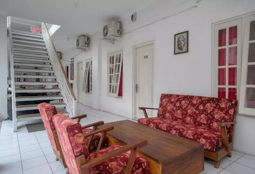 ホテル Reddoorz Plus Near Ums Solo