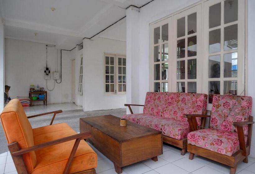 Hotel Reddoorz Plus Near Ums Solo