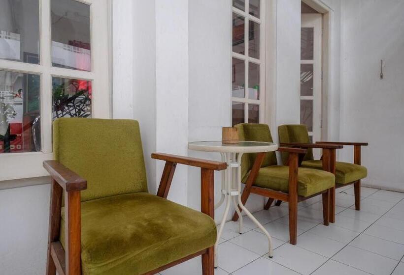 Hotel Reddoorz Plus Near Ums Solo