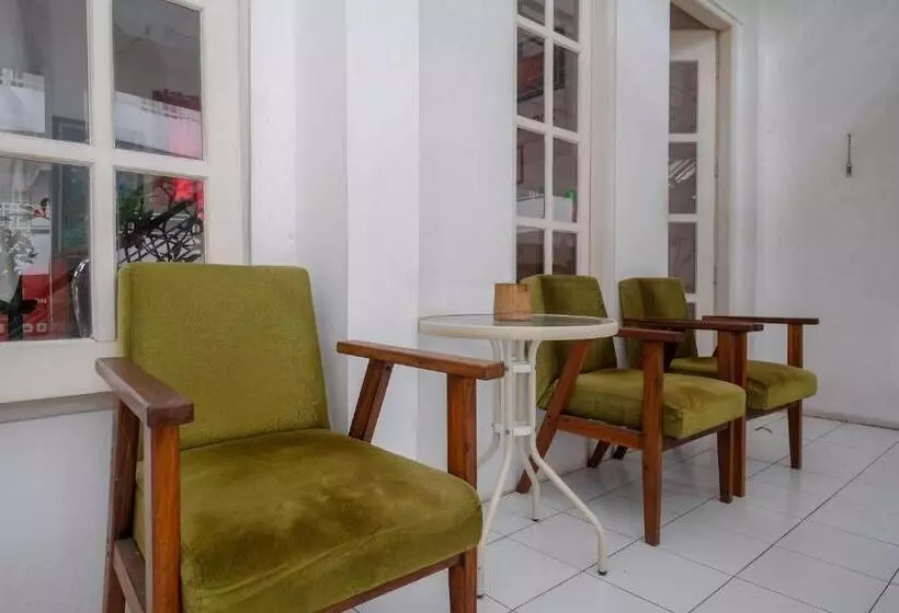 ホテル Reddoorz Plus Near Ums Solo