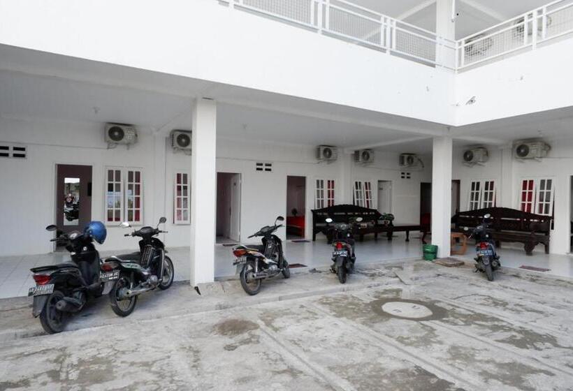 Hotel Reddoorz Plus Near Ums Solo