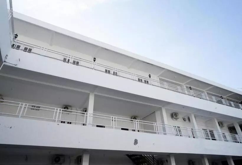 ホテル Reddoorz Plus Near Ums Solo