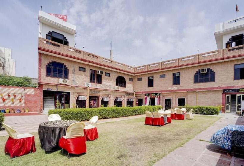 هتل Oyo 80038 Fridays