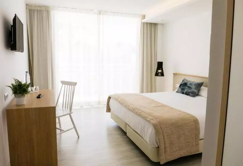 Отель Globales Cala Bona