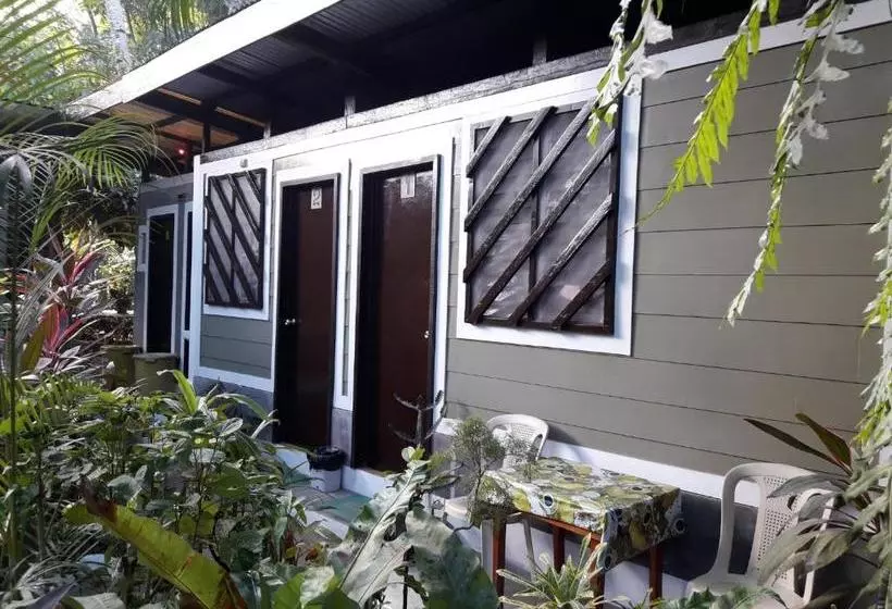 Retkeilymaja Villa Evergreen Restaurant And Rooms