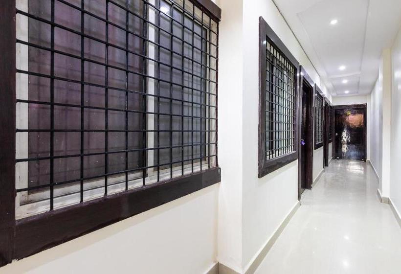 호텔 Capital O 41086 Royal Stay