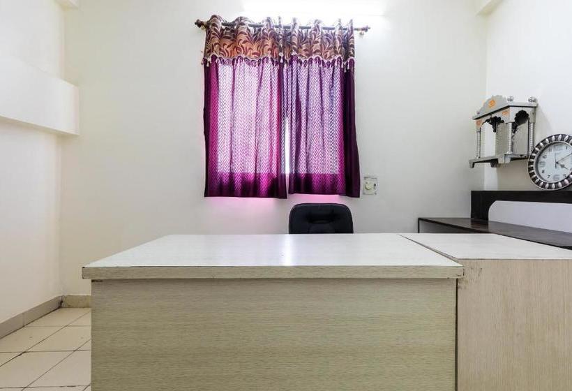 호텔 Capital O 41086 Royal Stay