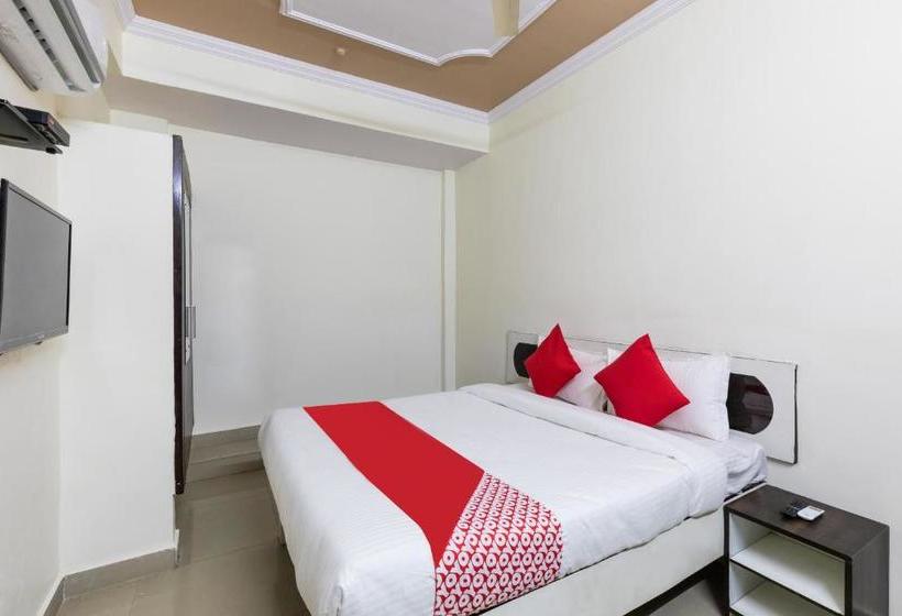 호텔 Capital O 41086 Royal Stay