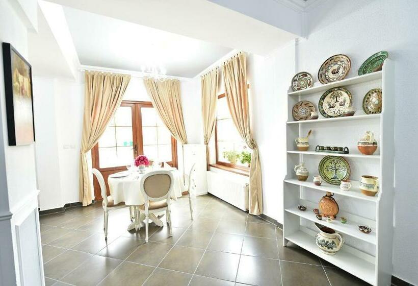 Pensiunea Castania Pensiune Cu Piscina La Munte