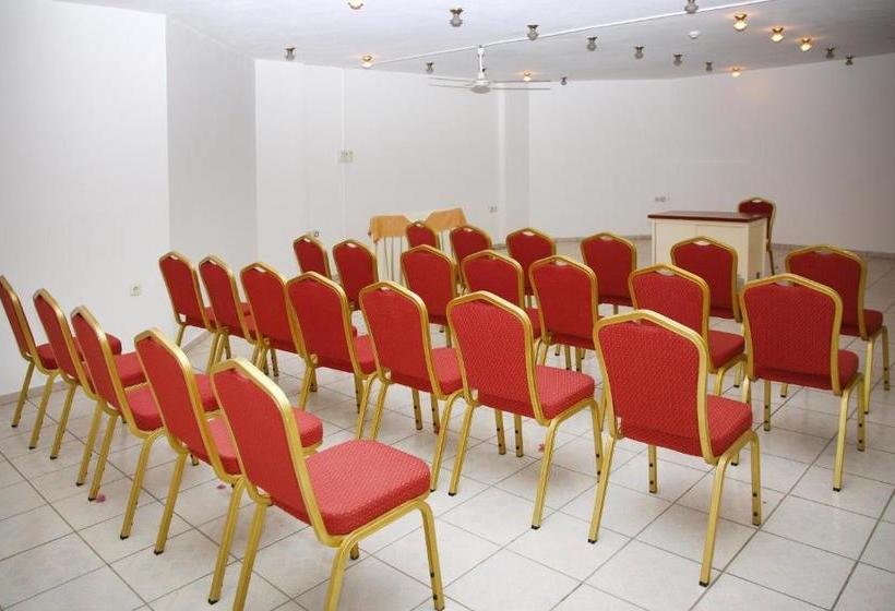 فندق Alexander House