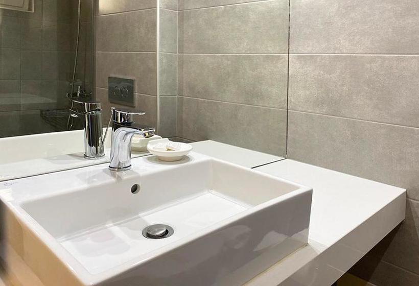 فندق Alexander House