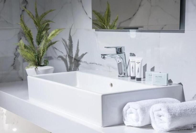 فندق Alexander House