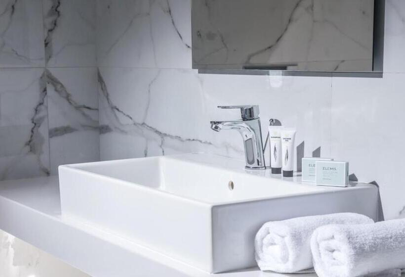 فندق Alexander House