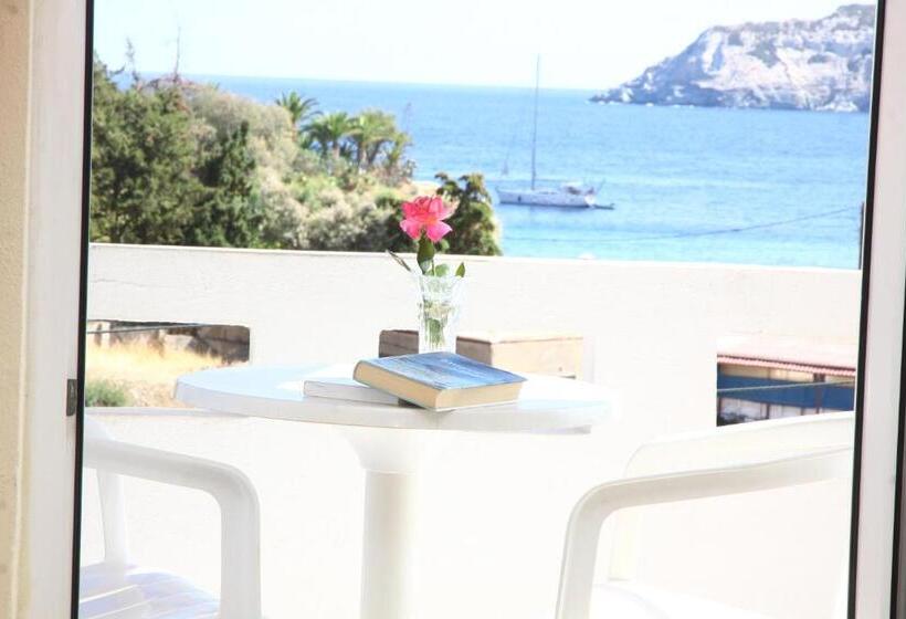 فندق Alexander House