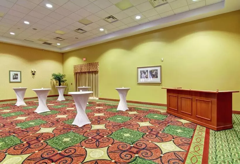 هتل Hilton Garden Inn Ottawa Airport