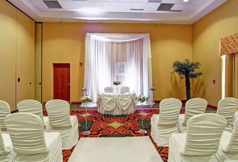 هتل Hilton Garden Inn Ottawa Airport