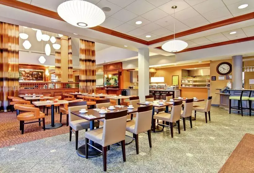 هتل Hilton Garden Inn Ottawa Airport