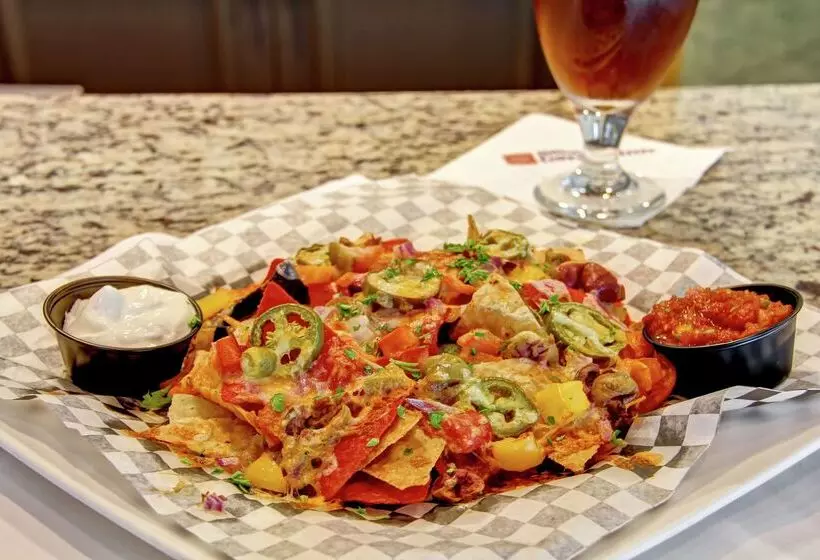 هتل Hilton Garden Inn Ottawa Airport