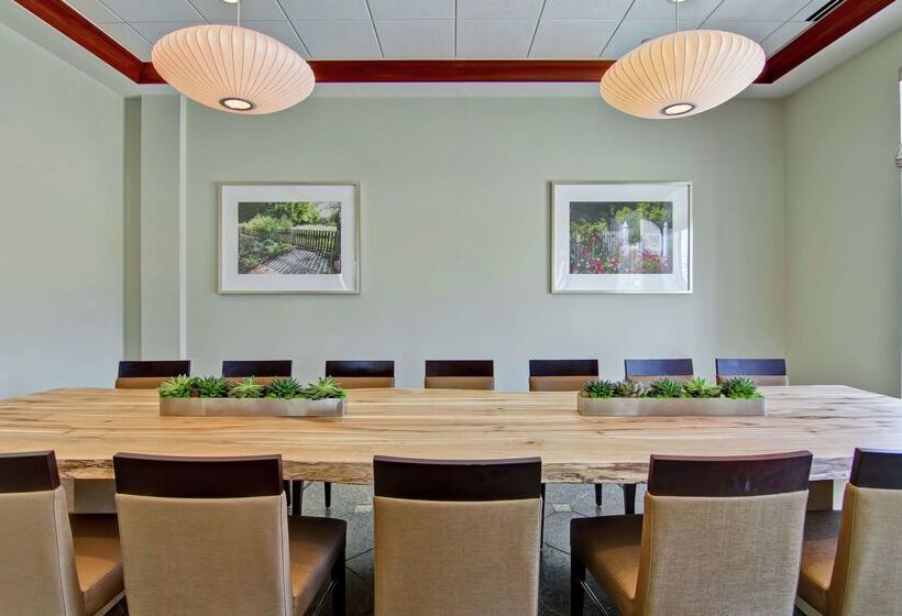 فندق Hilton Garden Inn Ottawa Airport